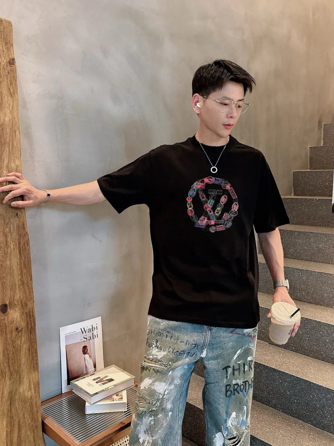 🅿️190 LV 2025 spring and summer new style debut counter, the latest short-sleeved round neck T-shirt, high-end customization, avant-garde and fashionable design! The brand logo emphasizes craftsmanship and is designed with high-end custom fabrics. Soft to the touch. Comfortable to wear. Exquisite stitching at the counter level. Fine workmanship. The upper body effect is incomparably handsome! A must-have item for a stylish man! 😇 Size: S-XXL